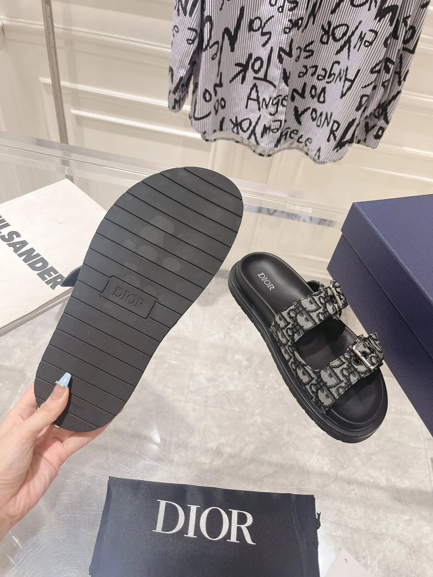 👟👟Ex-factory price 420👟👟 #Men's top version 𝐃𝐈𝐎𝐑# Dior's new men's summer slippers 🔥Purchase the original development Alias ​​sandals are new products in 2024. They are a leisurely and exquisite work. The upper is made of imported denim ➕ calfskin 🔥 Original molded rubber outsole provides the best comfort 🔥 ✔️Size: #38-46